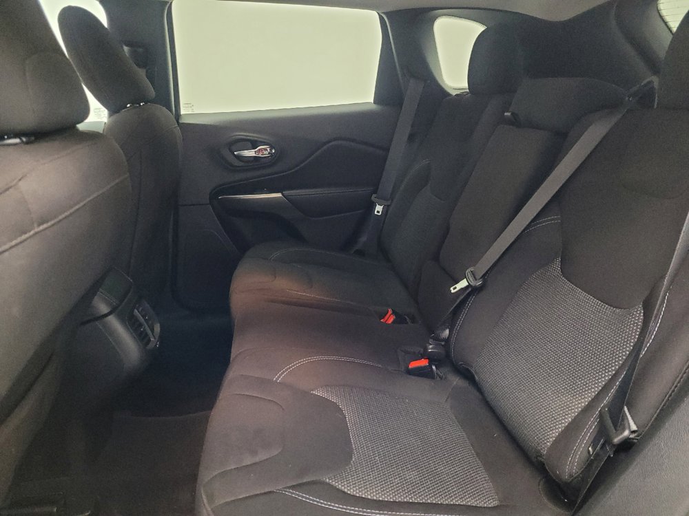 Used 2020 Jeep Cherokee Latitude FWD image 18