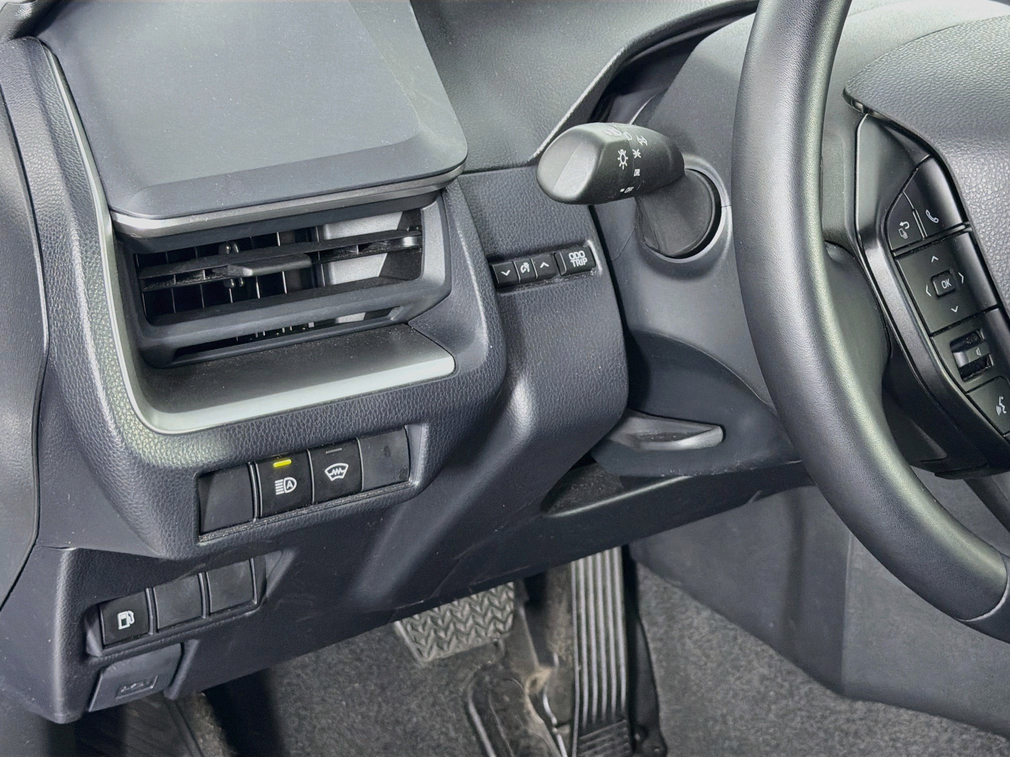 Used 2025 Toyota Prius LE FWD image 17