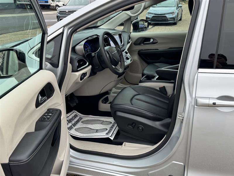 Used 2024 Chrysler Pacifica Touring-L image 29