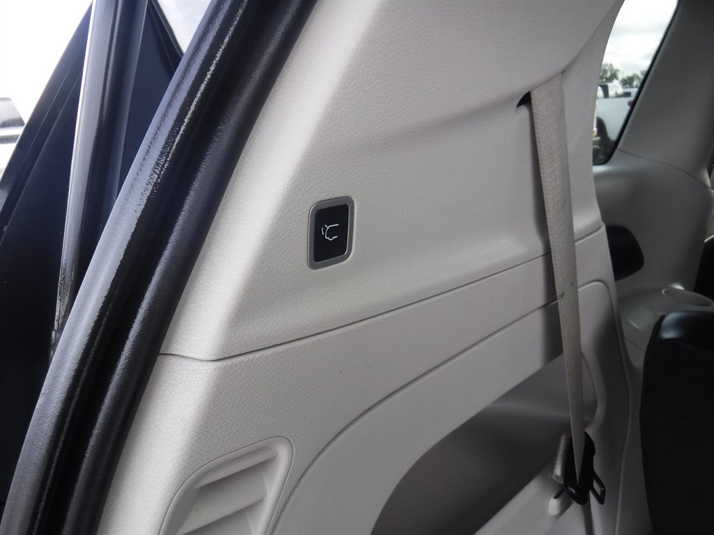 Used 2023 Chrysler Pacifica Touring-L FWD image 8