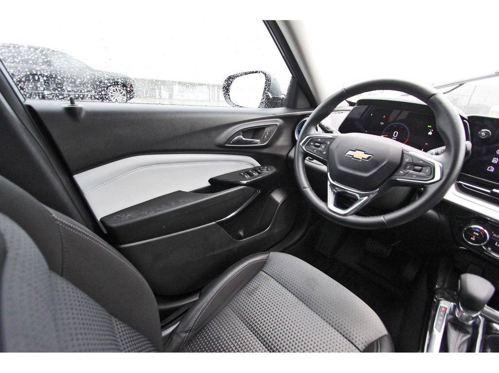 Used 2025 Chevrolet Trax LT w/ Driver Confidence Package image 8