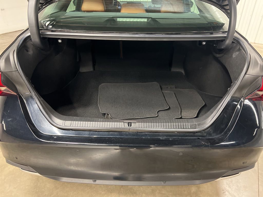 Used 2021 Toyota Avalon Limited image 6