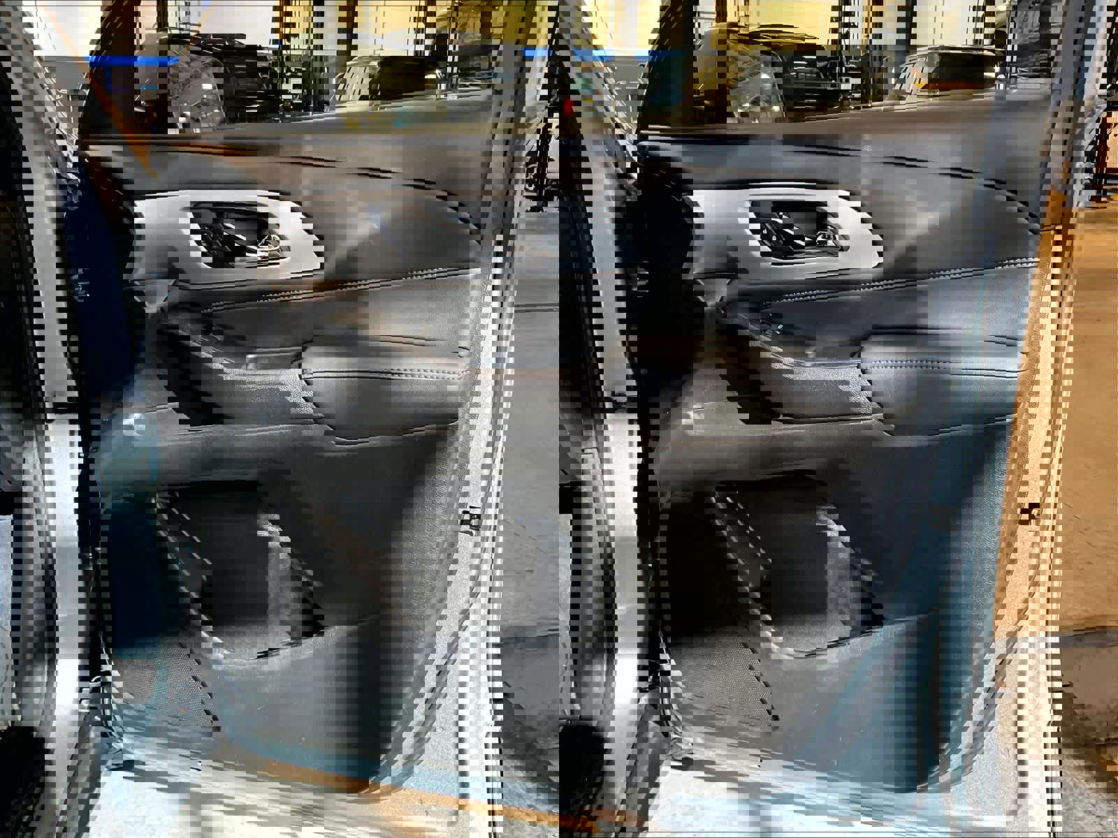 Used 2023 Chevrolet Traverse LT image 12