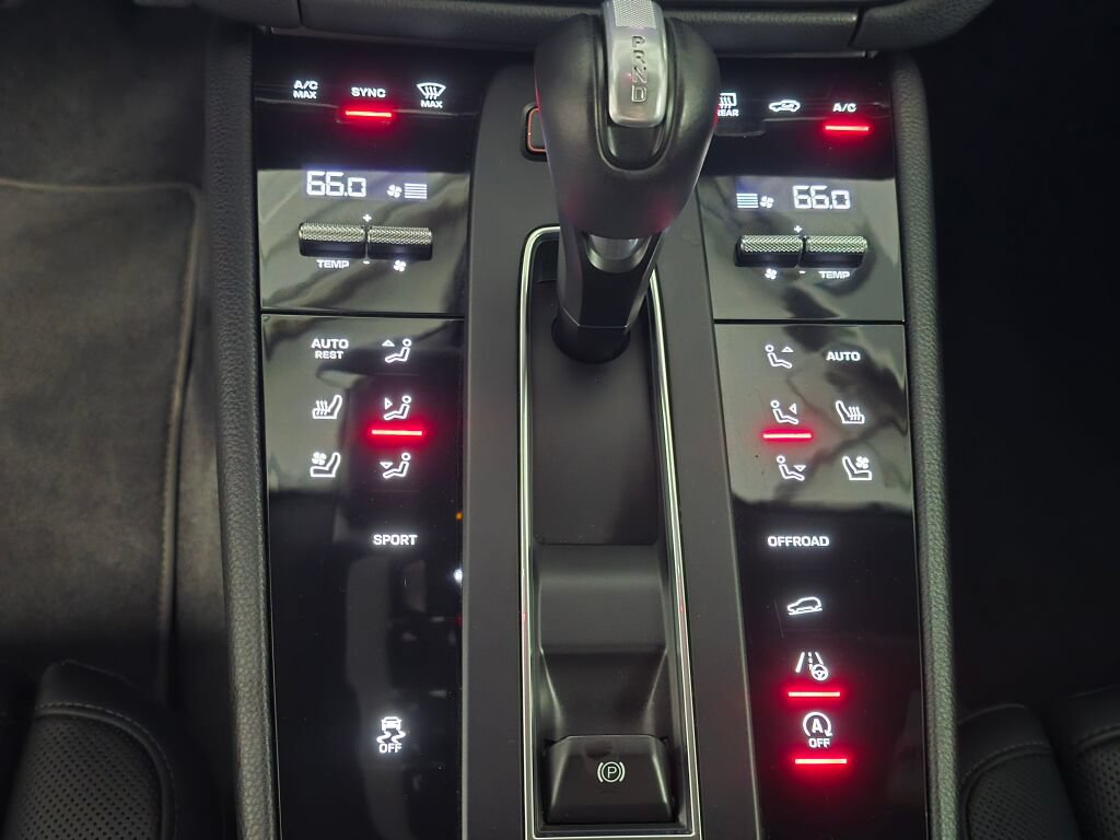 Certified 2024 Porsche Macan AWD/4WD image 17