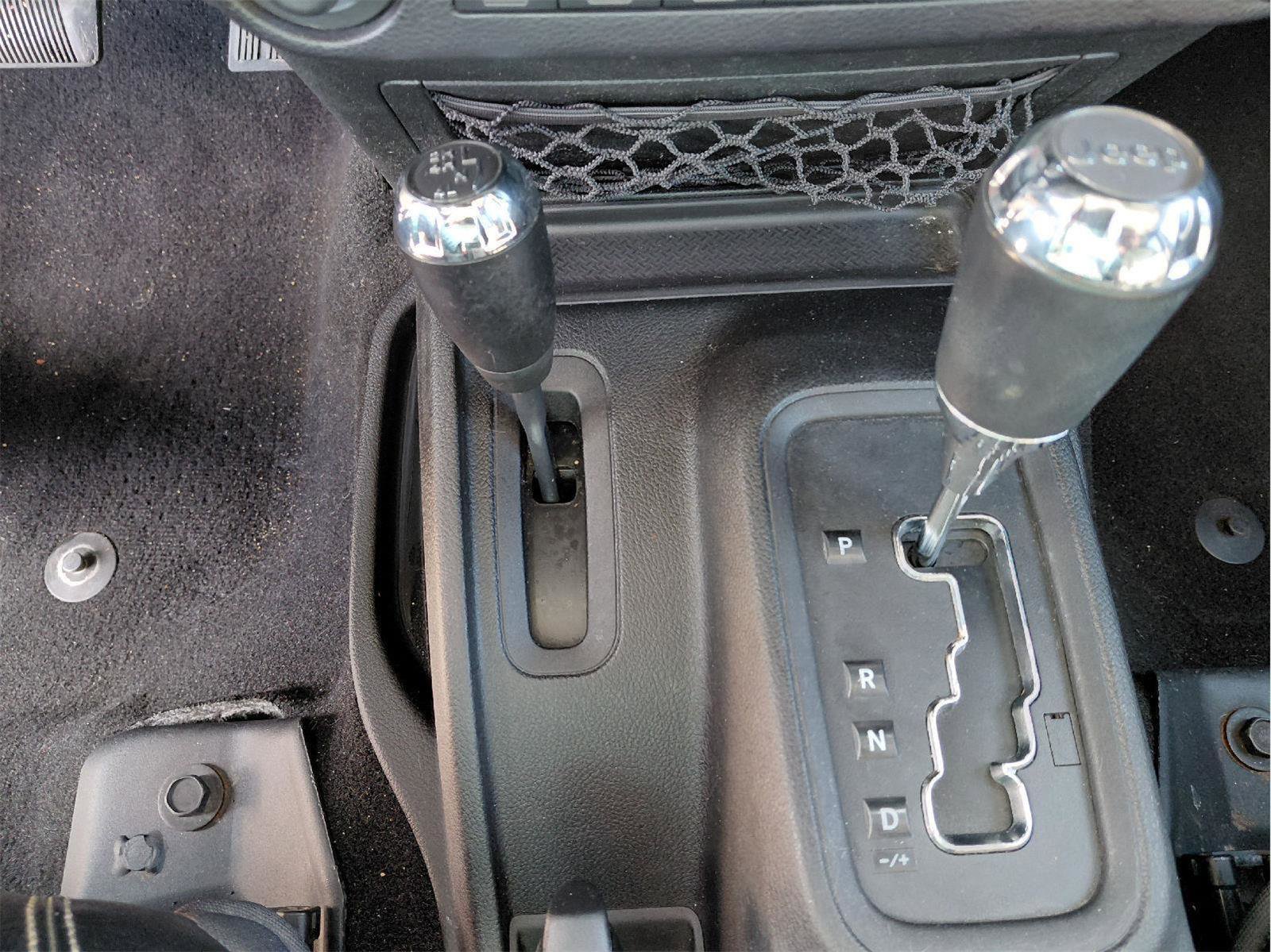 Used 2015 Jeep Wrangler Unlimited Rubicon w/ Connectivity Group image 28