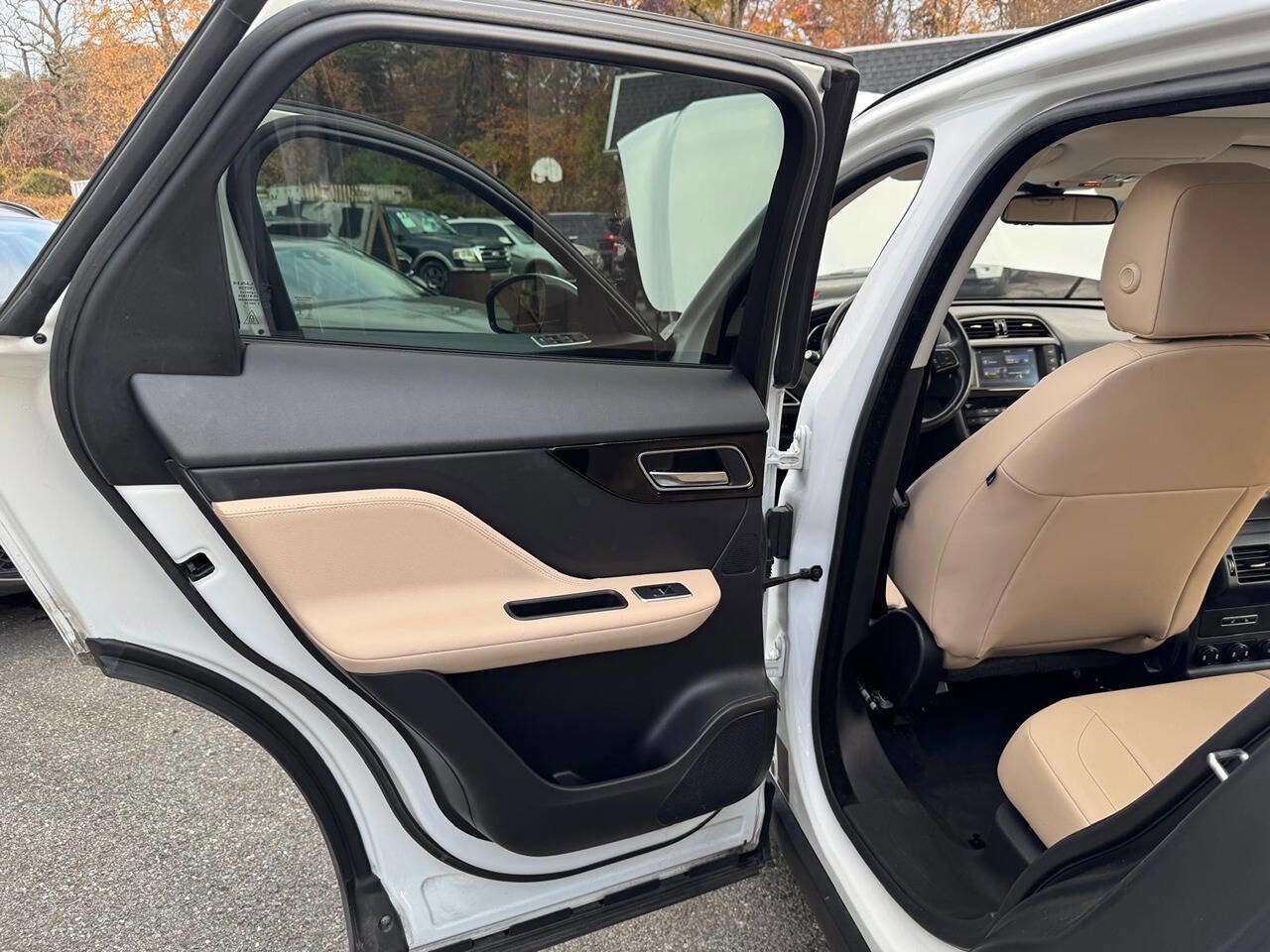 Used 2018 Jaguar F-PACE Premium image 37