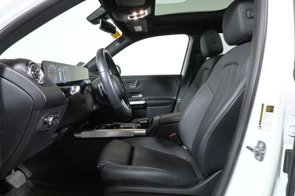 Used 2023 Mercedes-Benz GLB 250 4MATIC image 3