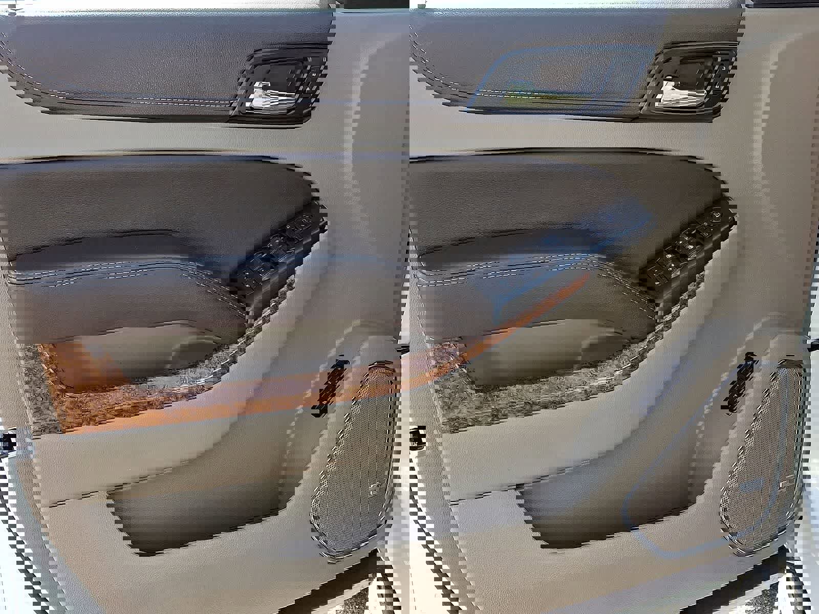 Used 2018 Chevrolet Suburban Premier image 29