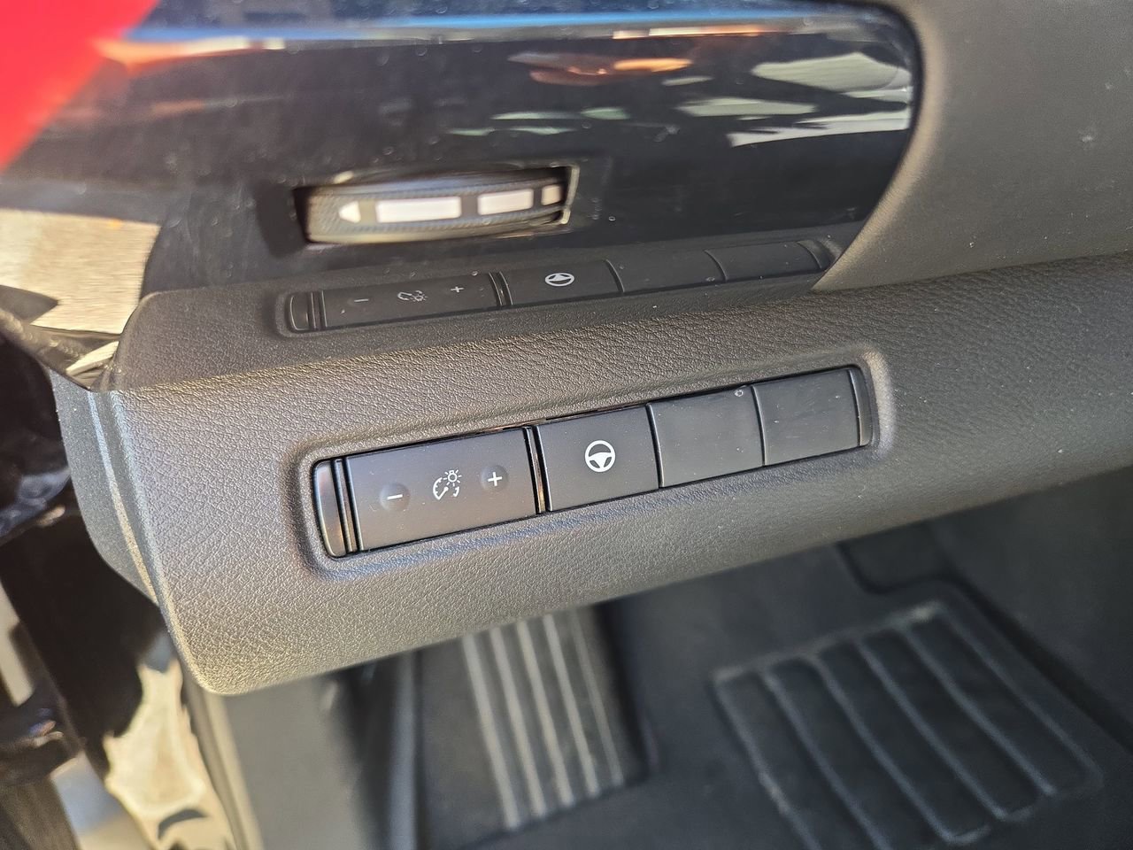 Used 2024 Nissan Pathfinder SV image 14