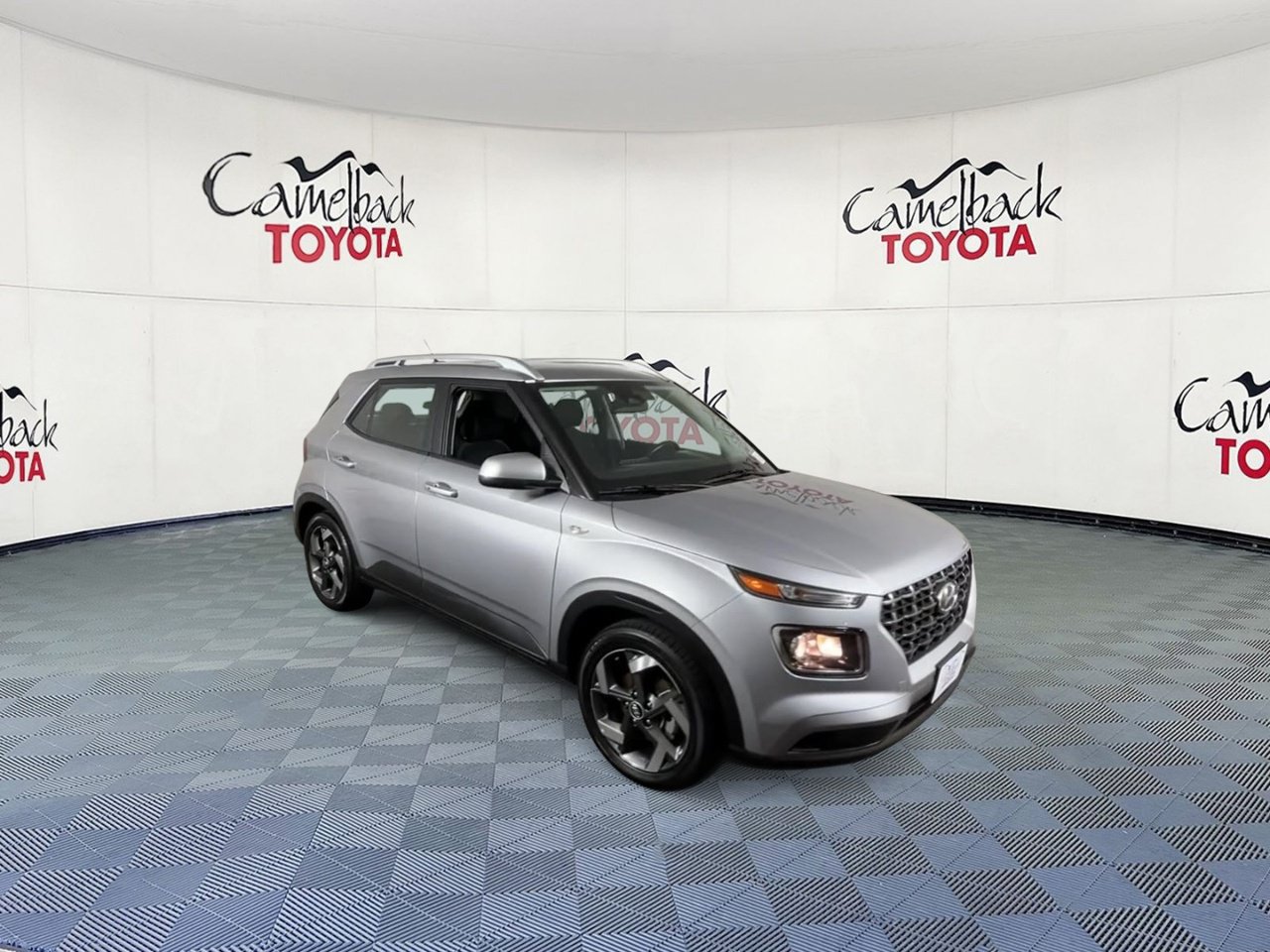 Used 2025 Hyundai Venue SEL FWD image 2