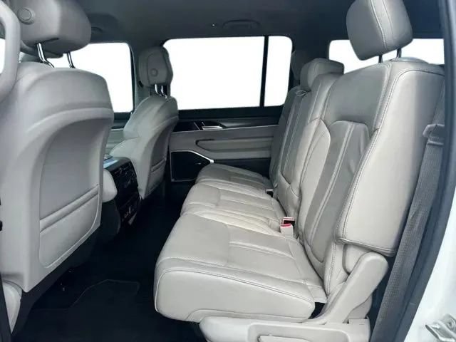 Used 2024 Jeep Wagoneer Series II w/ Flexible Seating Group AWD/4WD image 17