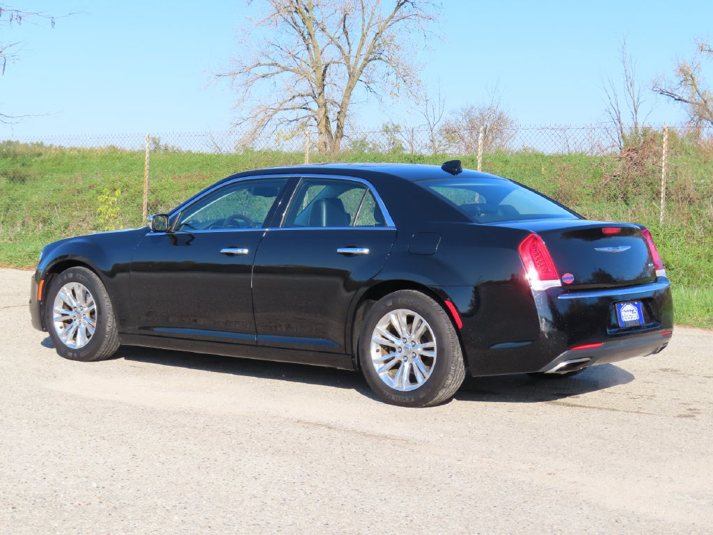 Used 2015 Chrysler 300 C RWD image 21