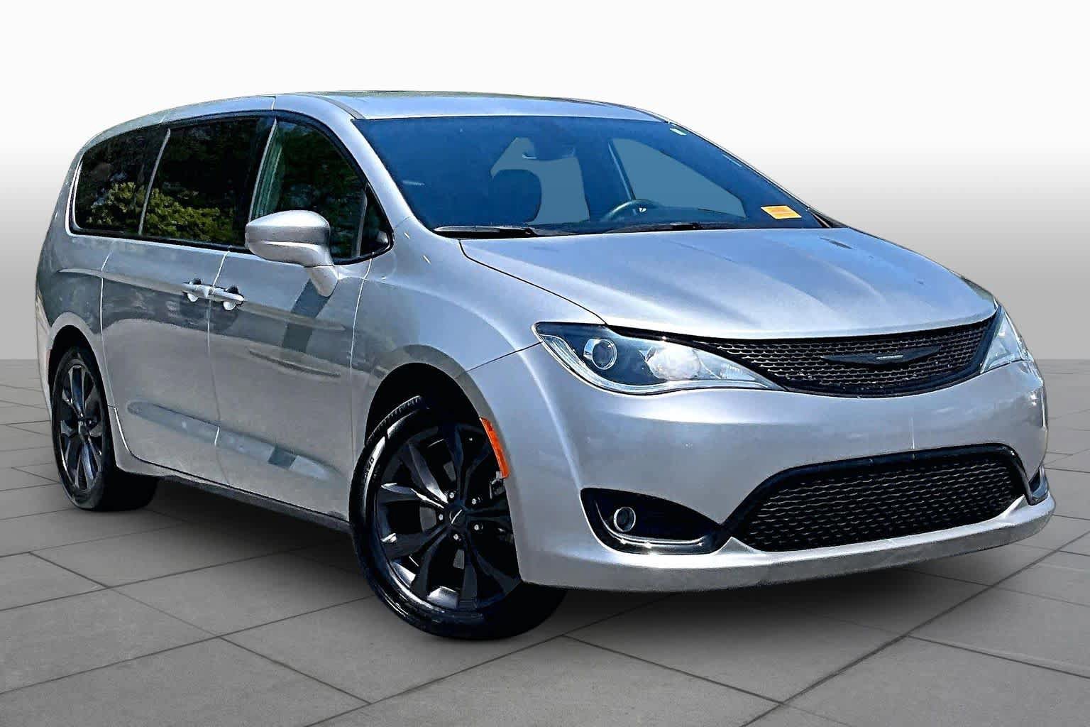 Used 2019 Chrysler Pacifica Touring Plus w/ S Appearance Package FWD image 3