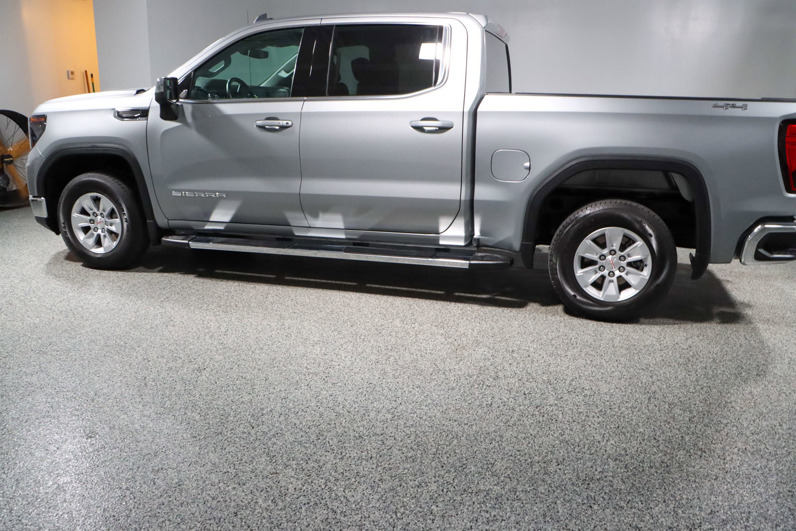 Used 2024 GMC Sierra 1500 SLE image 10