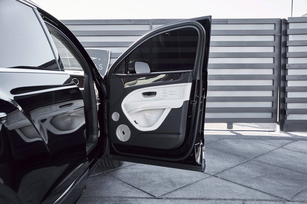 Used 2023 Bentley Bentayga Extended Wheelbase AWD/4WD image 21