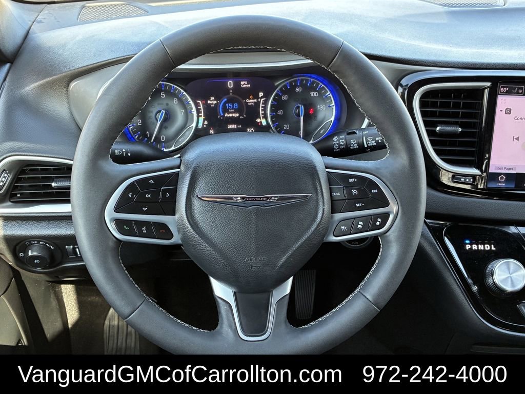Used 2025 Chrysler Pacifica Select image 13