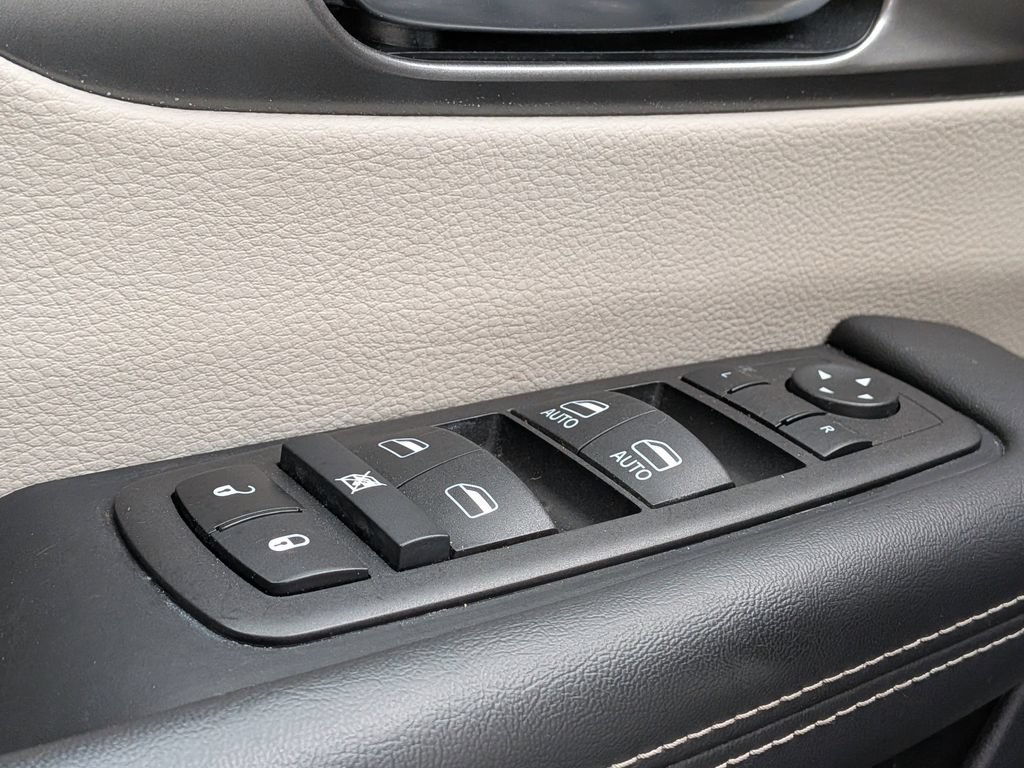 Used 2024 Chrysler Pacifica Touring-L FWD image 28