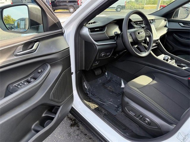 New 2025 Jeep Grand Cherokee L Laredo image 18