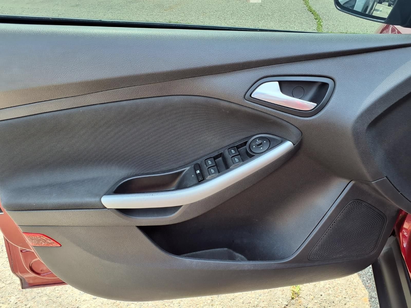 Used 2014 Ford Focus SE w/ Equipment Group 201A FWD image 14