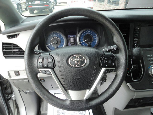 Used 2020 Toyota Sienna LE image 7