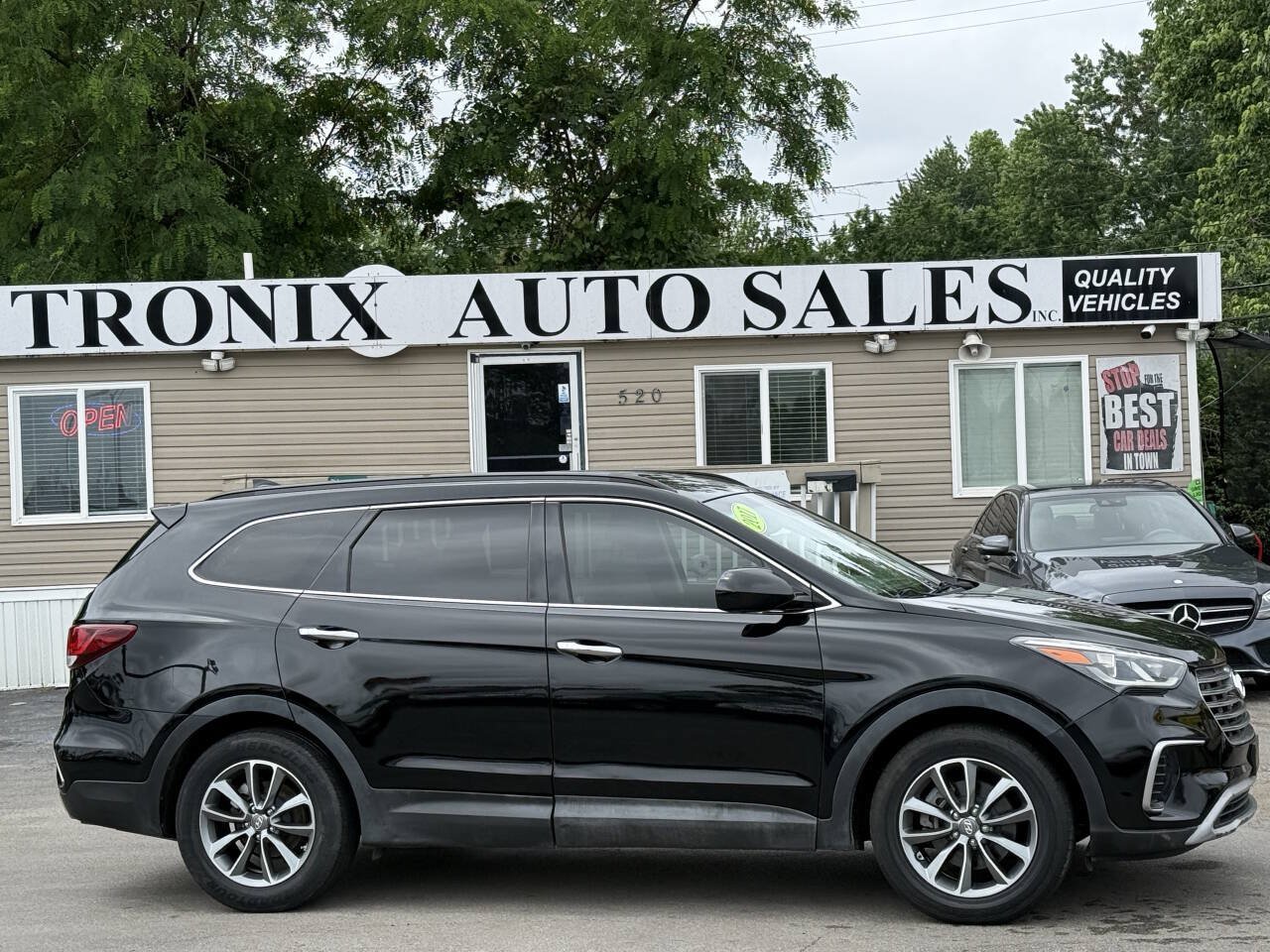 Used 2017 Hyundai Santa Fe SE AWD/4WD image 1