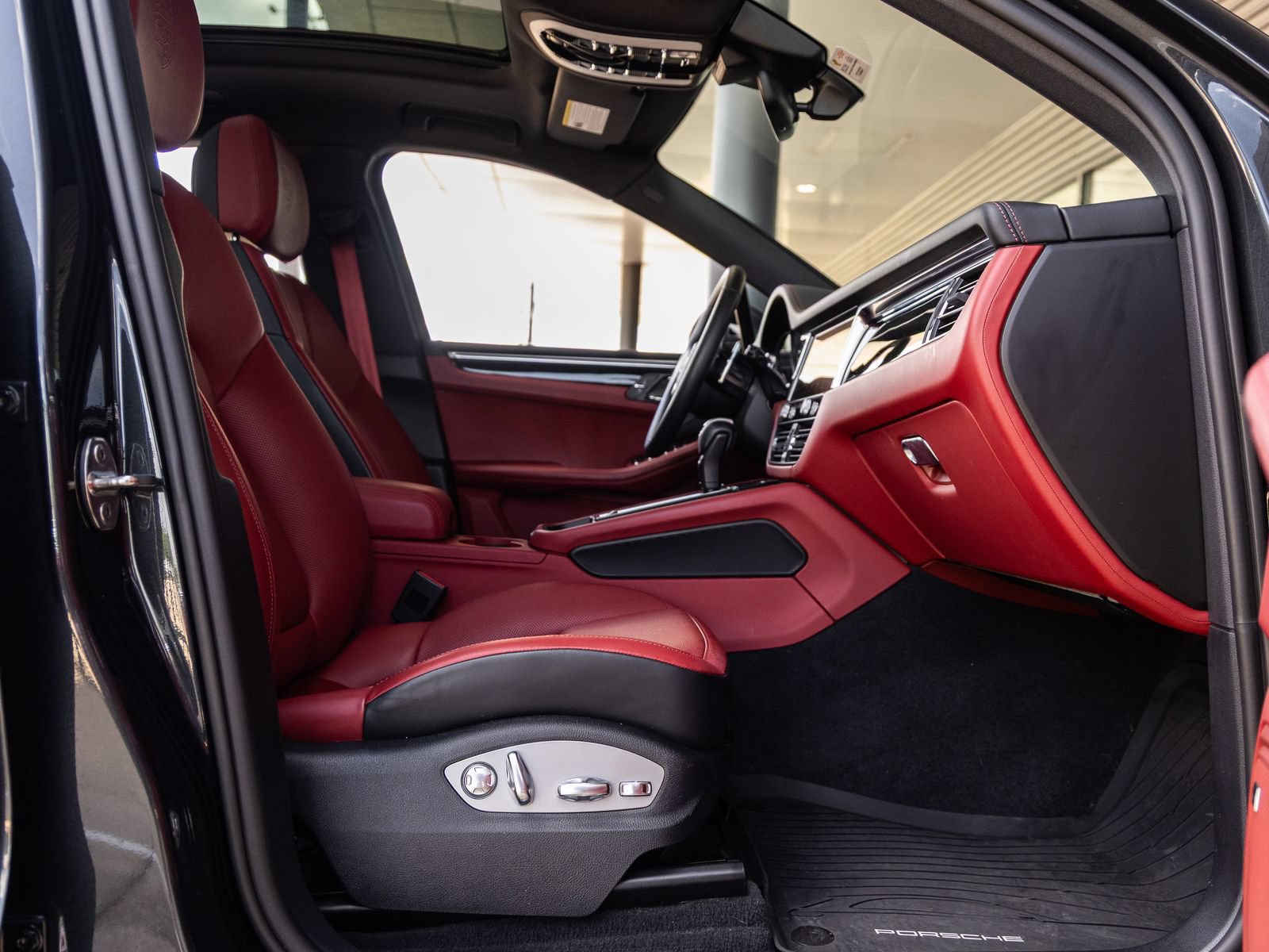 Certified 2024 Porsche Macan S AWD/4WD image 43