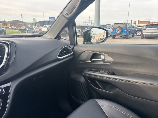Used 2025 Chrysler Pacifica Select image 19
