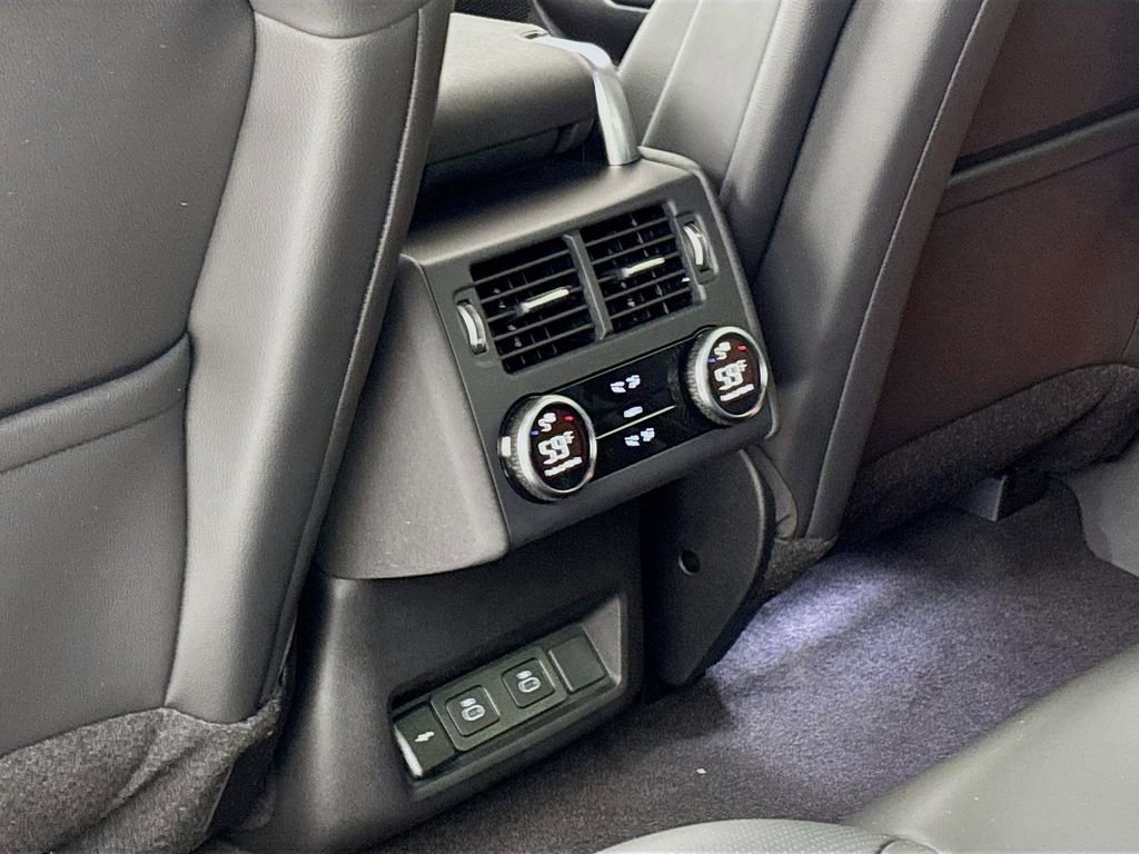 Used 2025 Land Rover Discovery Dynamic SE AWD/4WD image 16