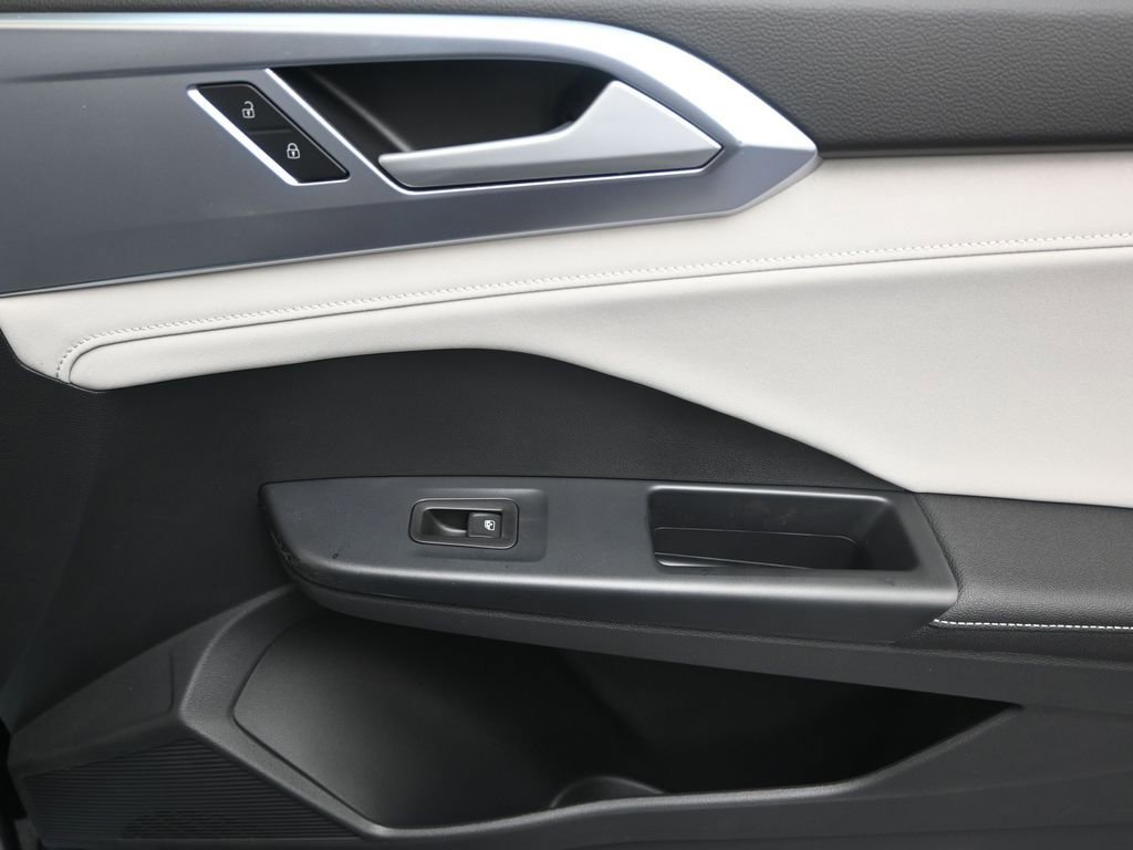 Used 2025 Volkswagen Taos SE w/ Panoramic Sunroof Package image 11