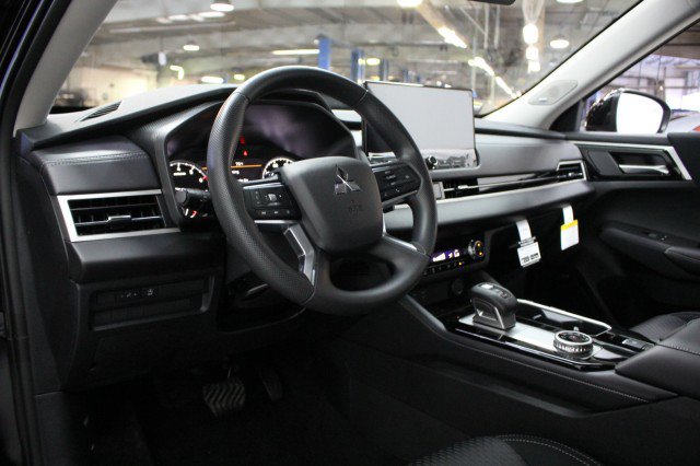 New 2026 Mitsubishi Outlander ES image 12