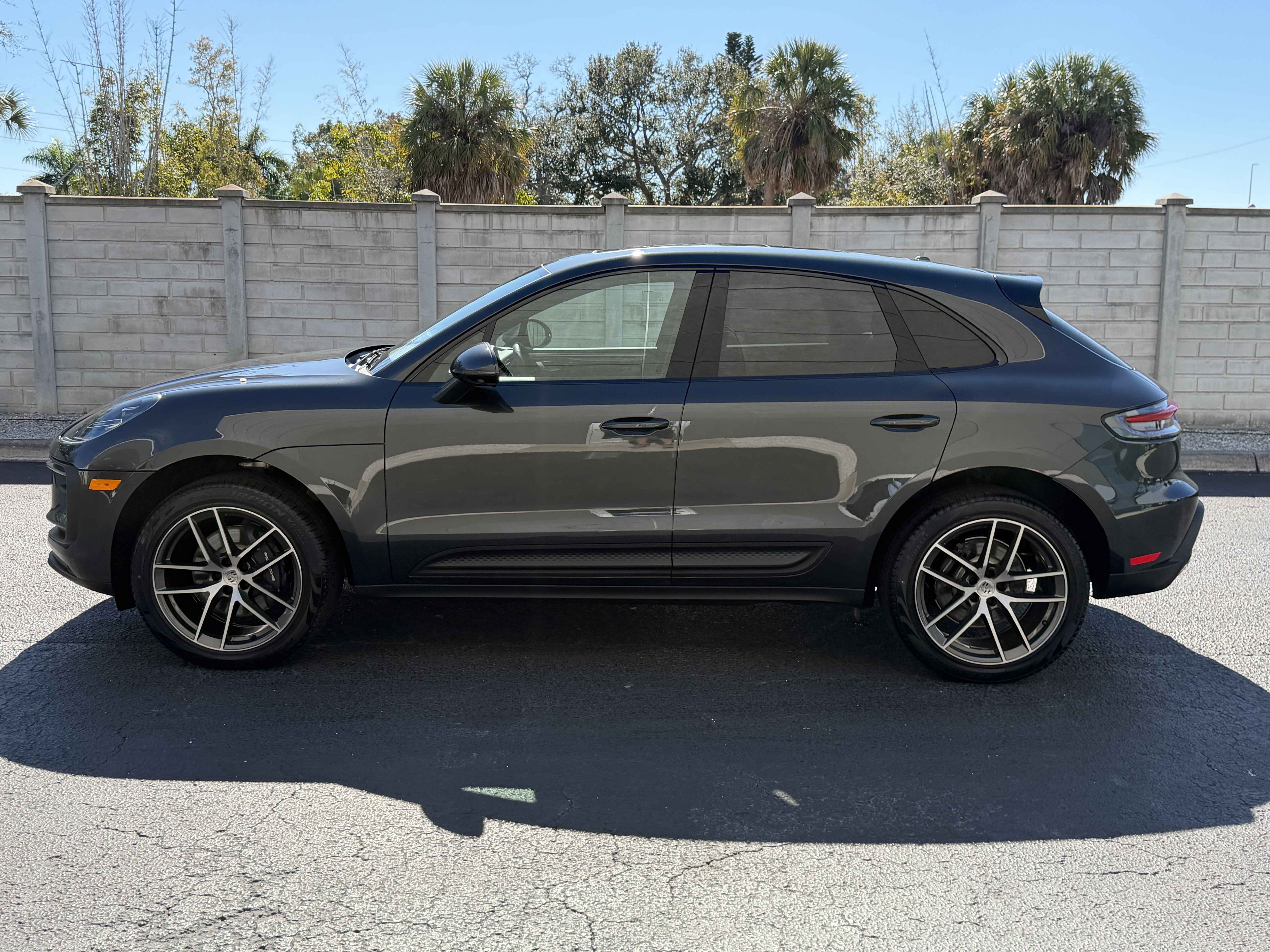 Certified 2025 Porsche Macan AWD/4WD image 2
