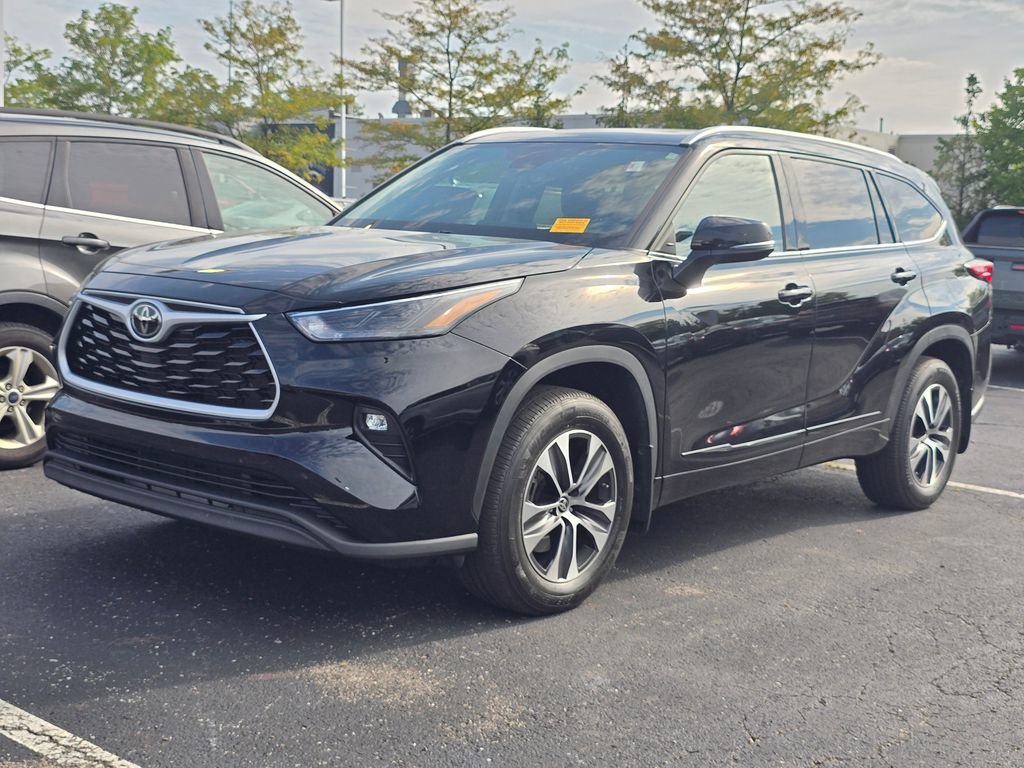 Used 2022 Toyota Highlander XLE AWD/4WD image 4