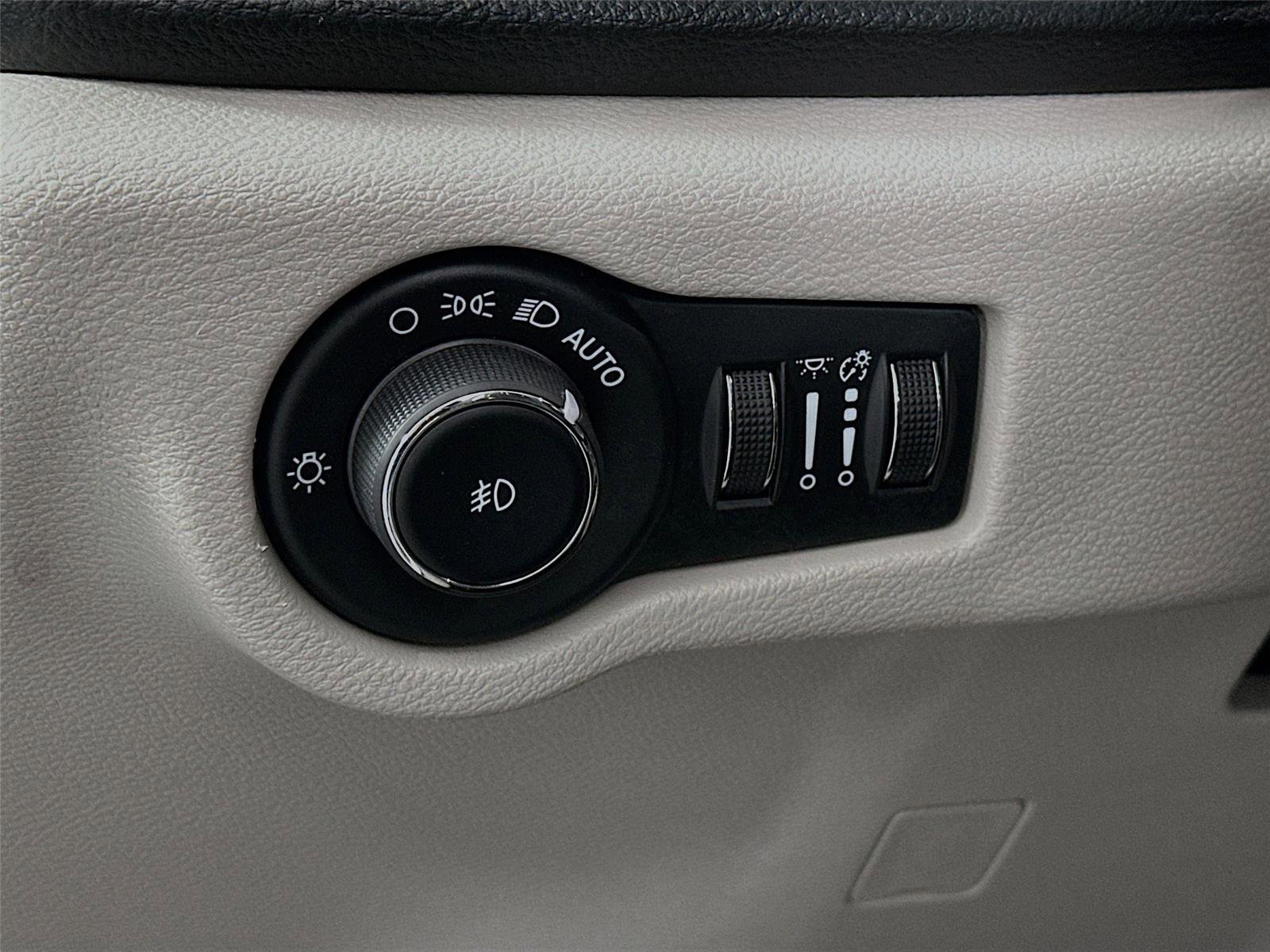 Used 2024 Chrysler Pacifica Select image 14