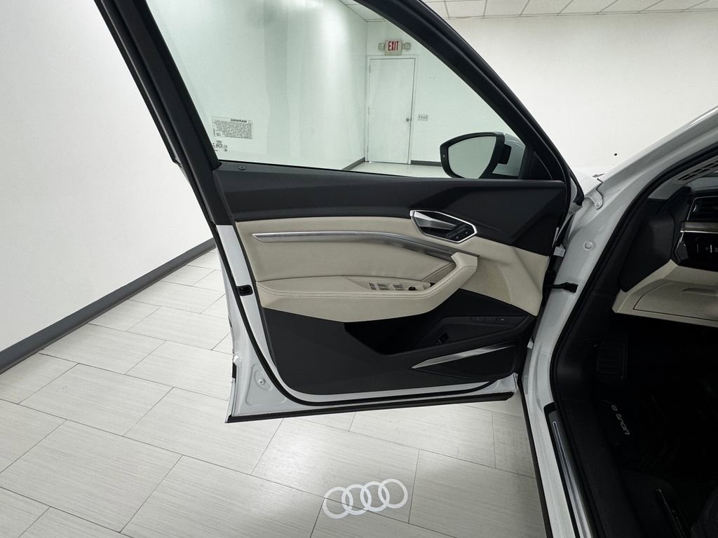 Used 2019 Audi e-tron Premium Plus image 9