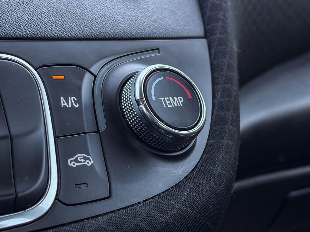 Used 2018 Chevrolet Malibu LT image 29