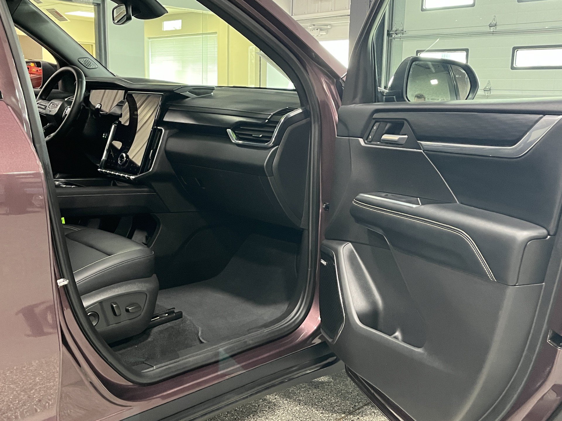 Certified 2025 GMC Acadia Elevation w/ Elevation Premium Package AWD/4WD image 7