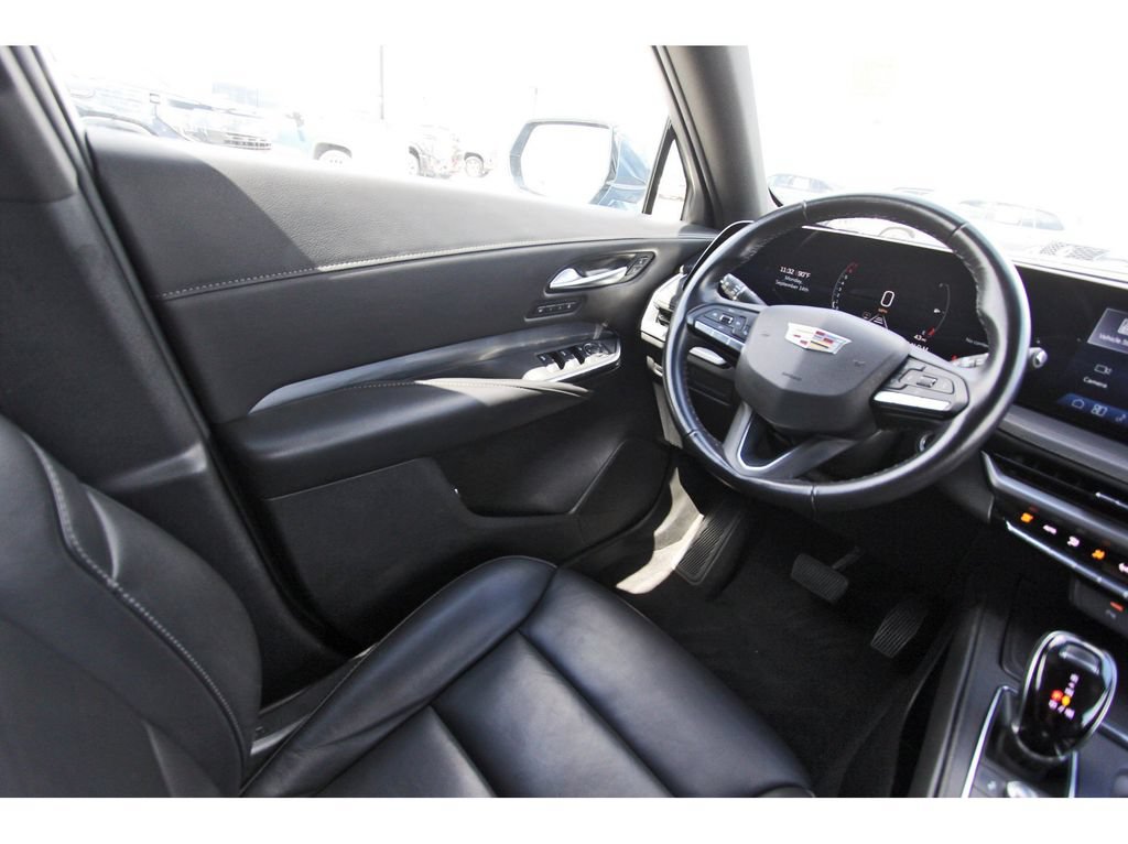 Used 2025 Cadillac XT4 Premium Luxury FWD image 8