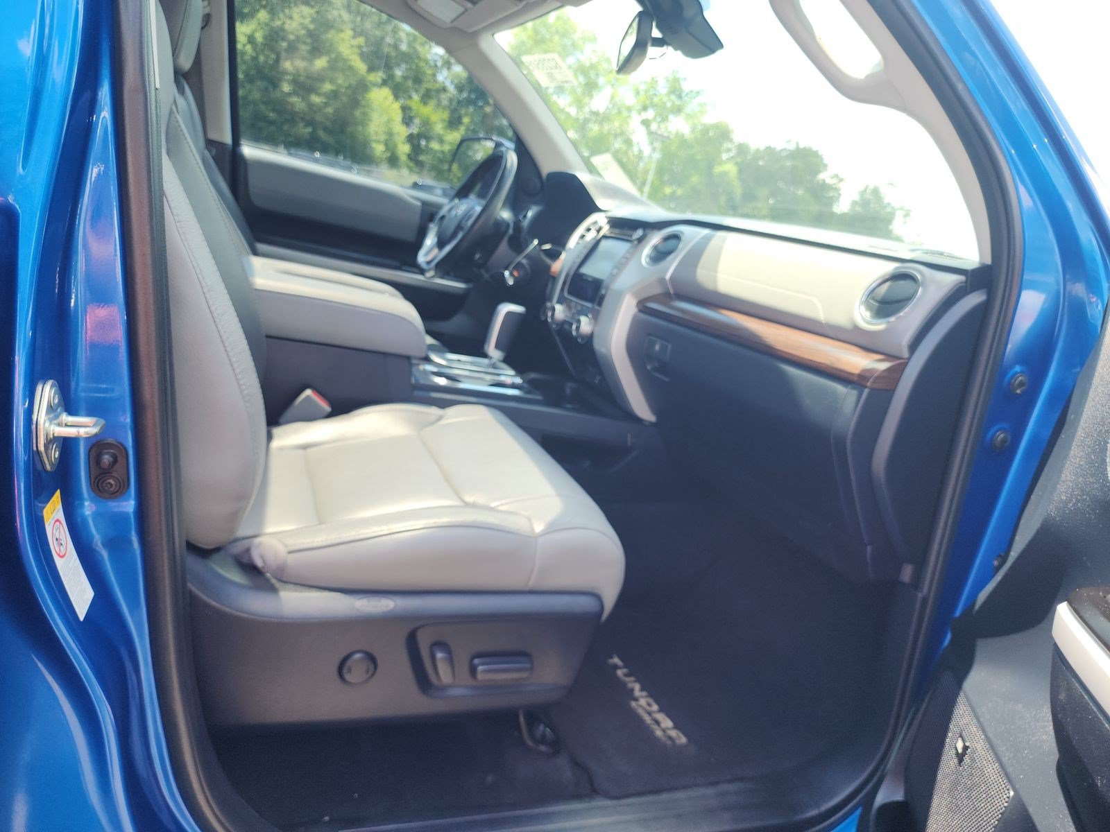 Used 2018 Toyota Tundra Limited w/ Limited Premium Package AWD/4WD image 11