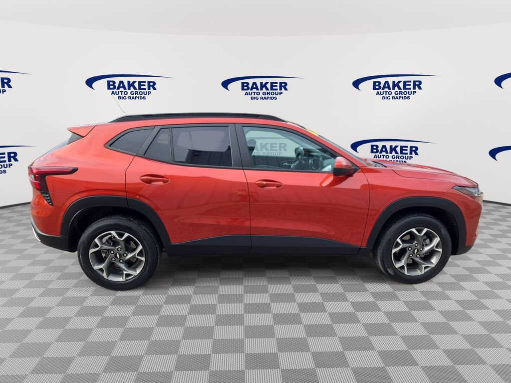 Used 2024 Chevrolet Trax LT w/ Driver Confidence Package FWD image 2