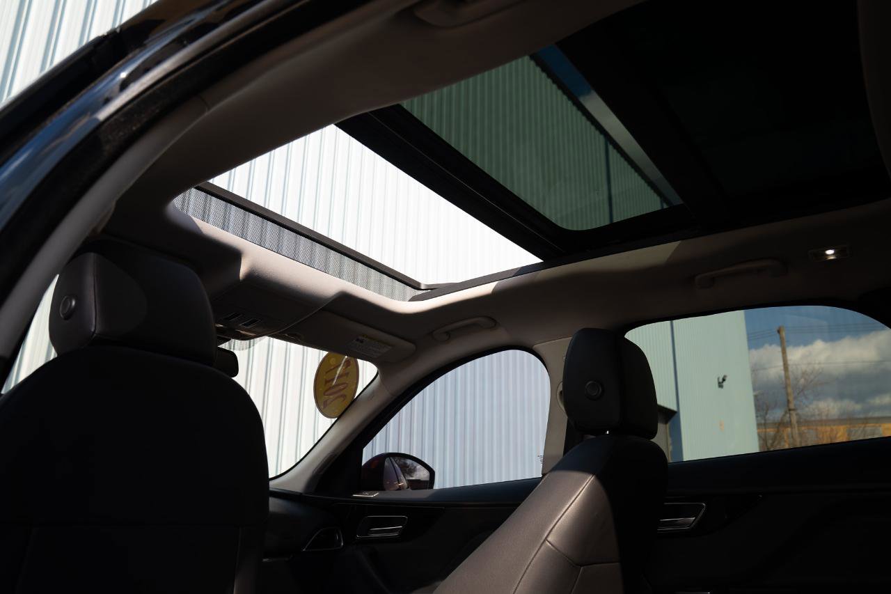 Used 2017 Jaguar F-PACE Premium image 29