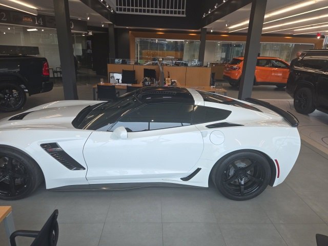 Used 2016 Chevrolet Corvette Z06 w/ 2LZ Preferred Equipment Group image 8