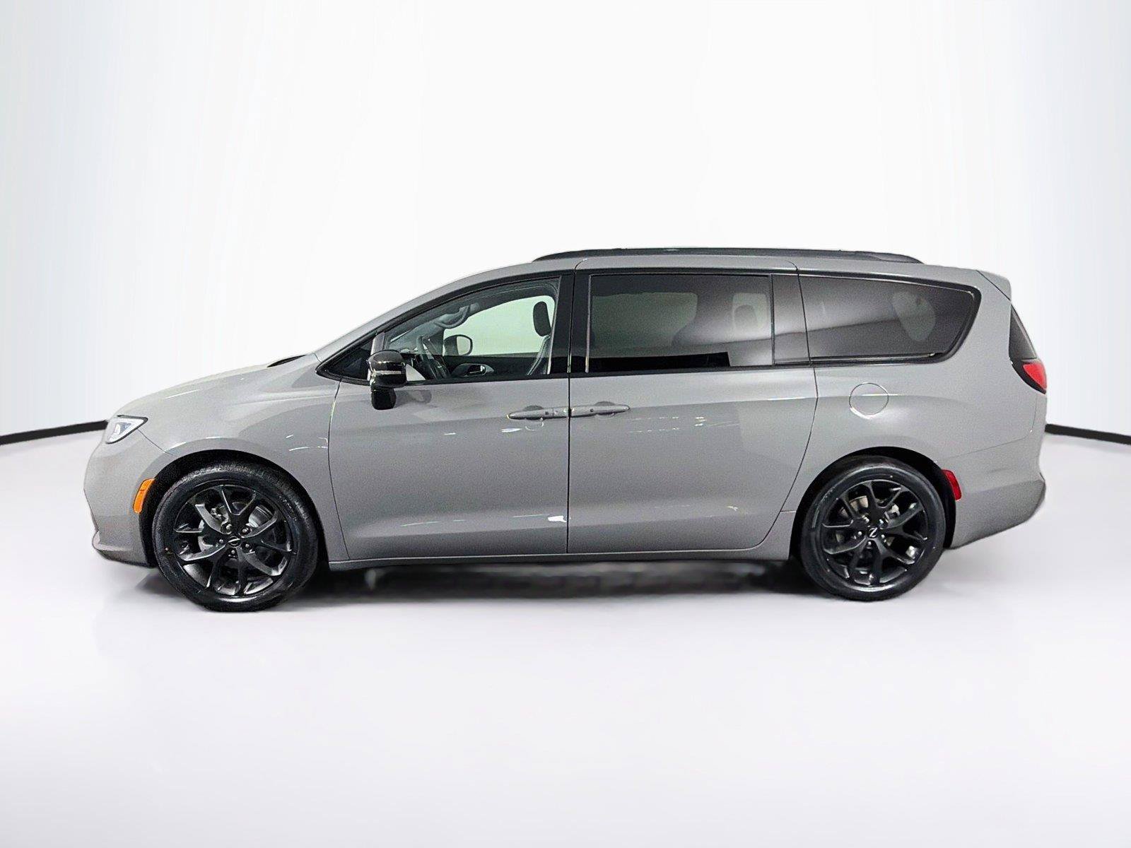 Used 2025 Chrysler Pacifica Limited FWD image 8