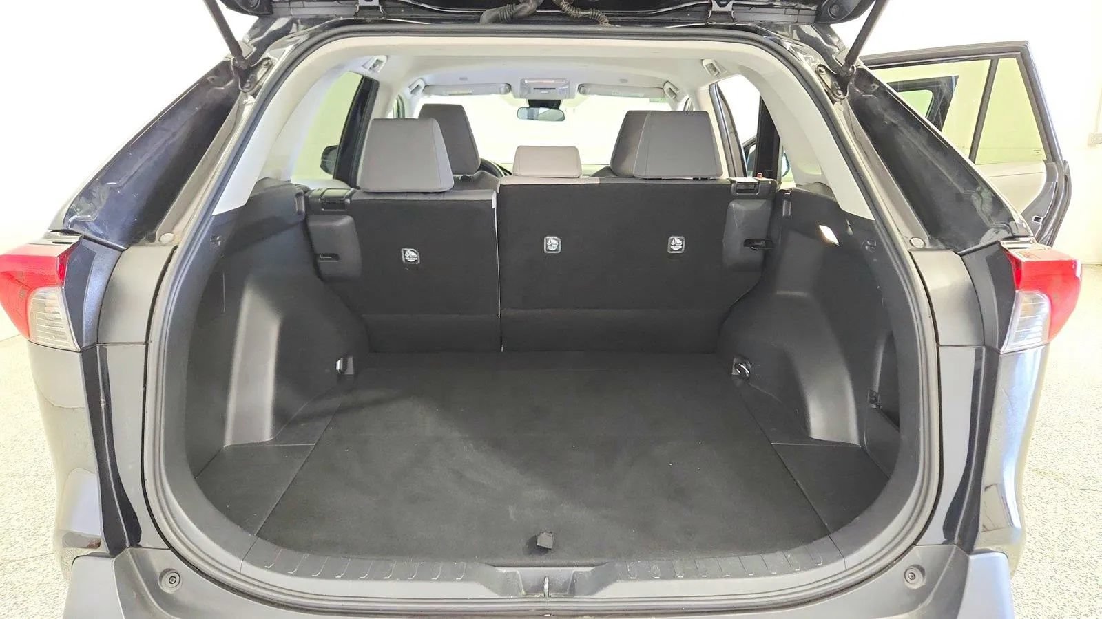 Used 2024 Toyota RAV4 XLE FWD image 38