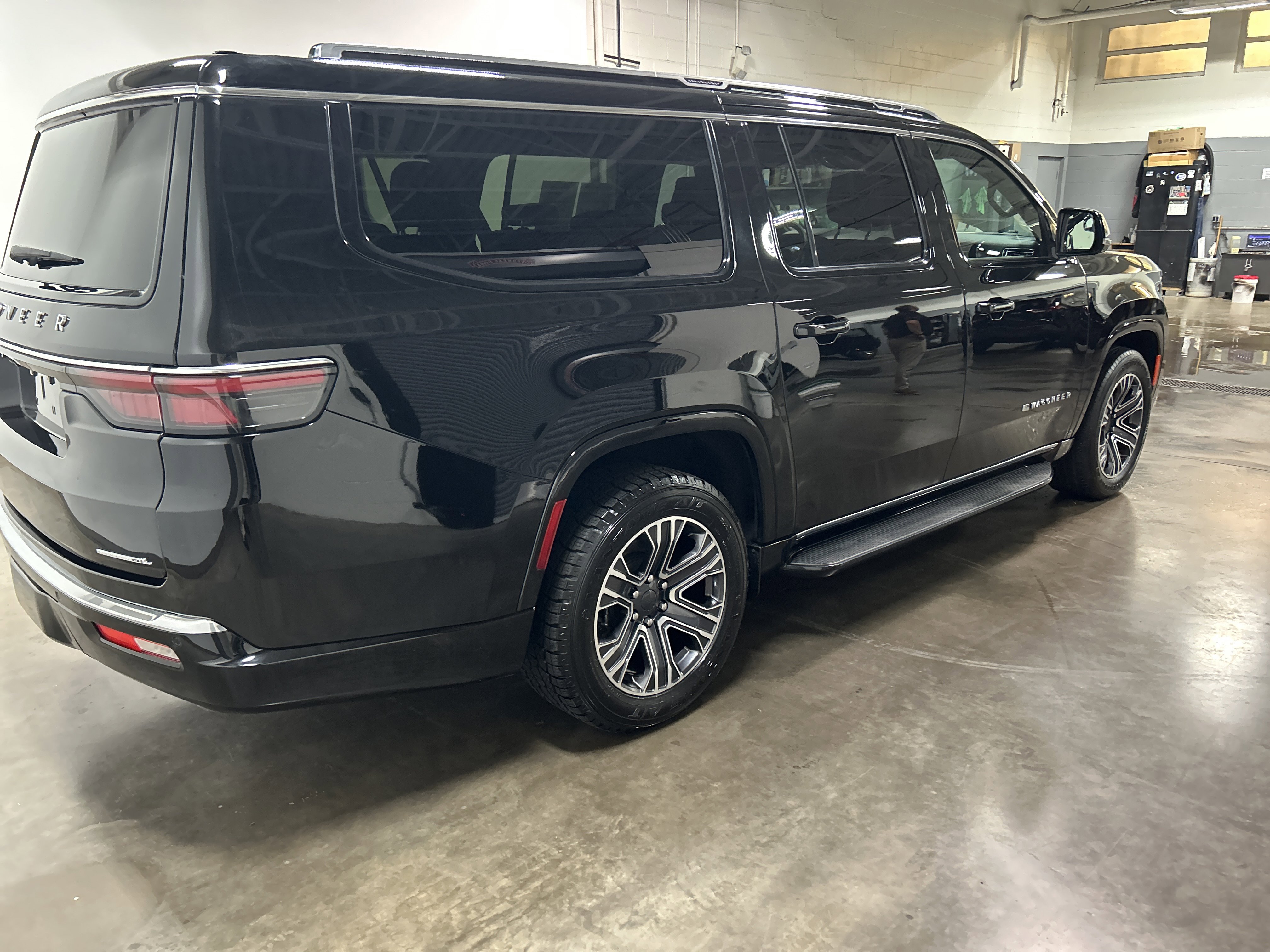 Used 2023 Jeep Wagoneer L Series II AWD/4WD video 3