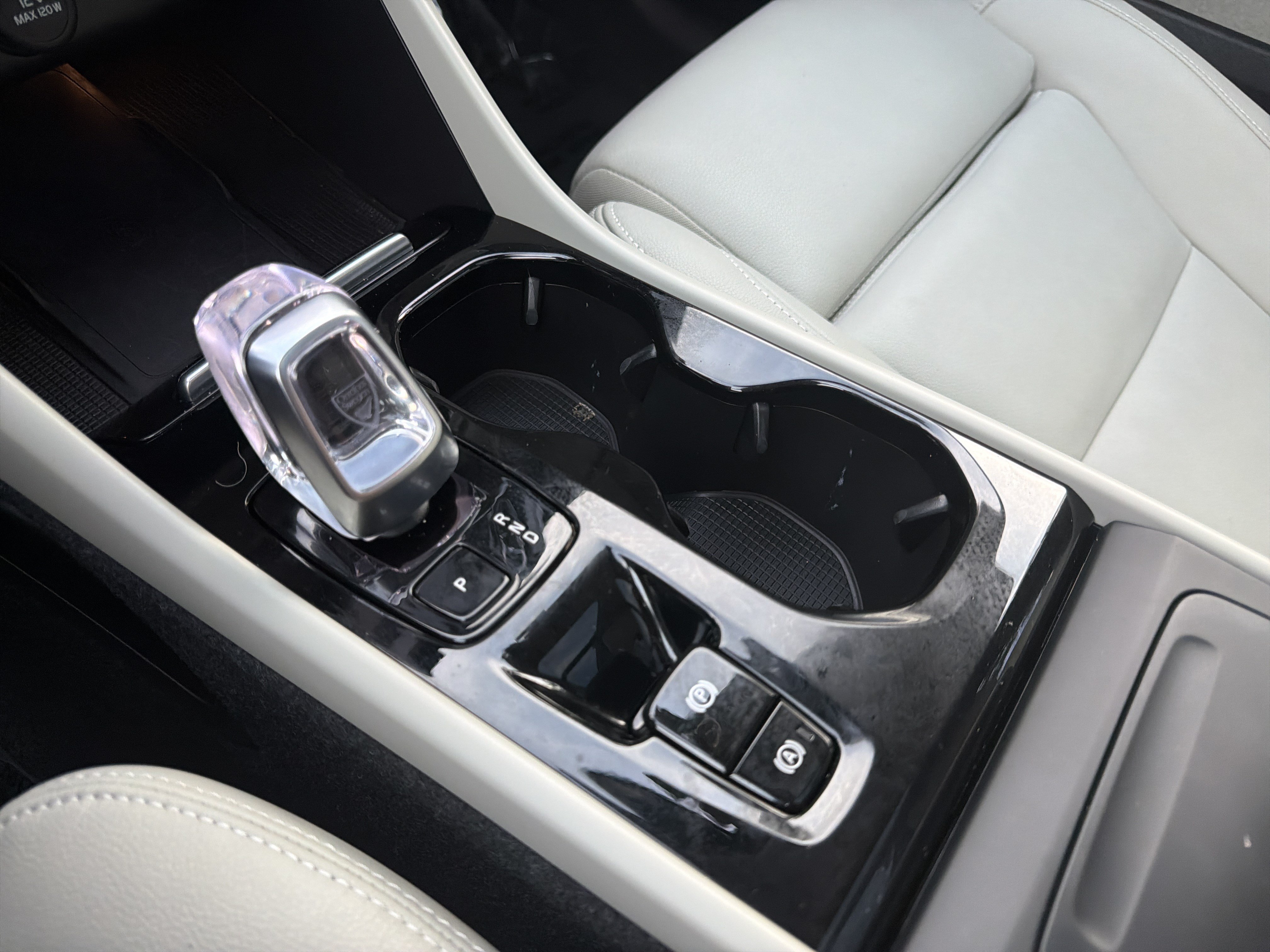 Certified 2024 Volvo XC40 B5 Plus AWD/4WD image 26