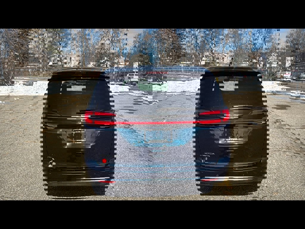 Used 2025 Chrysler Pacifica Select image 27