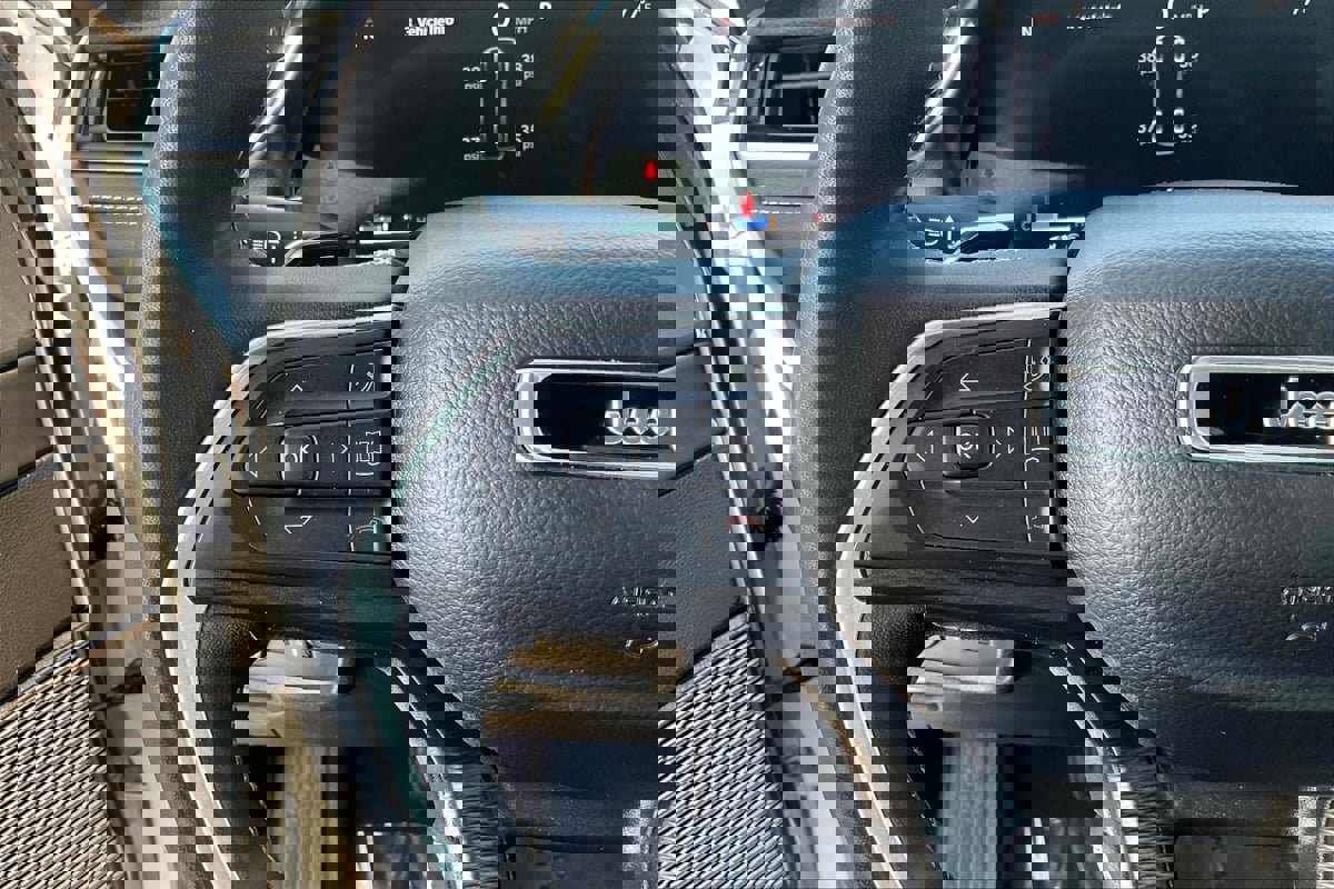 Used 2024 Jeep Grand Cherokee L Laredo image 14