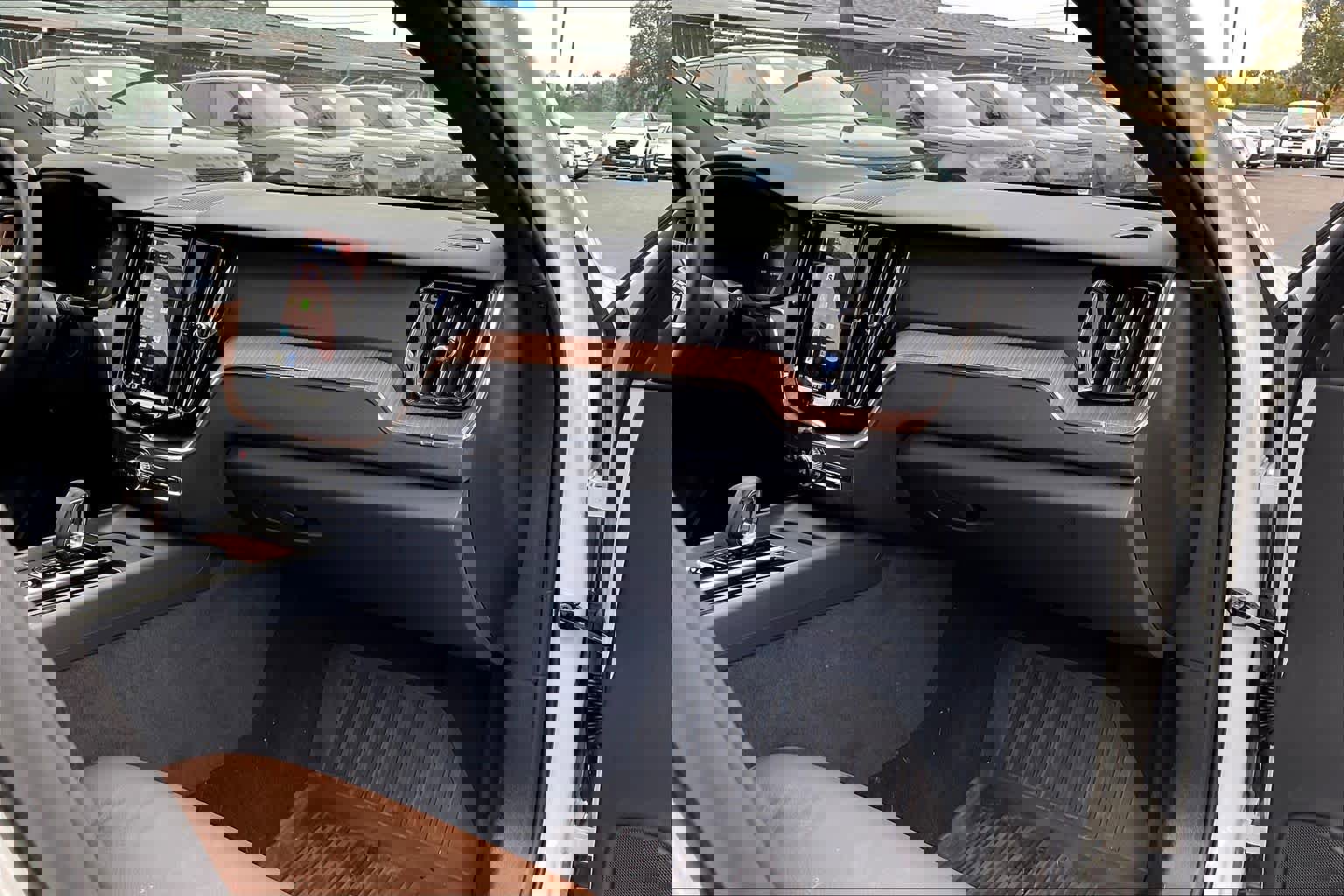 Used 2025 Volvo XC60 T8 Plus w/ Protection Package Premier image 18