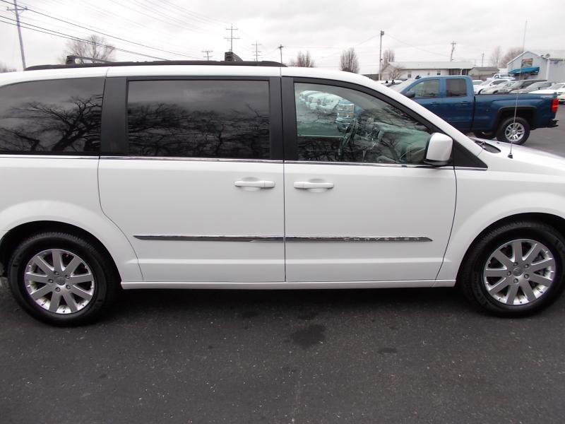 Used 2016 Chrysler Town & Country Touring image 12