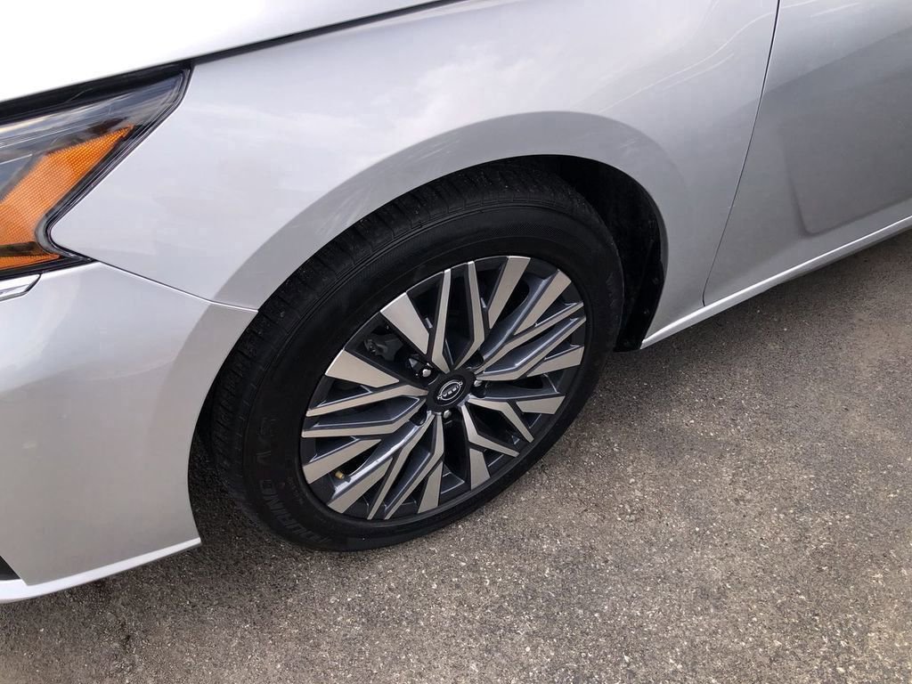 Used 2025 Nissan Altima 2.5 SV FWD image 2